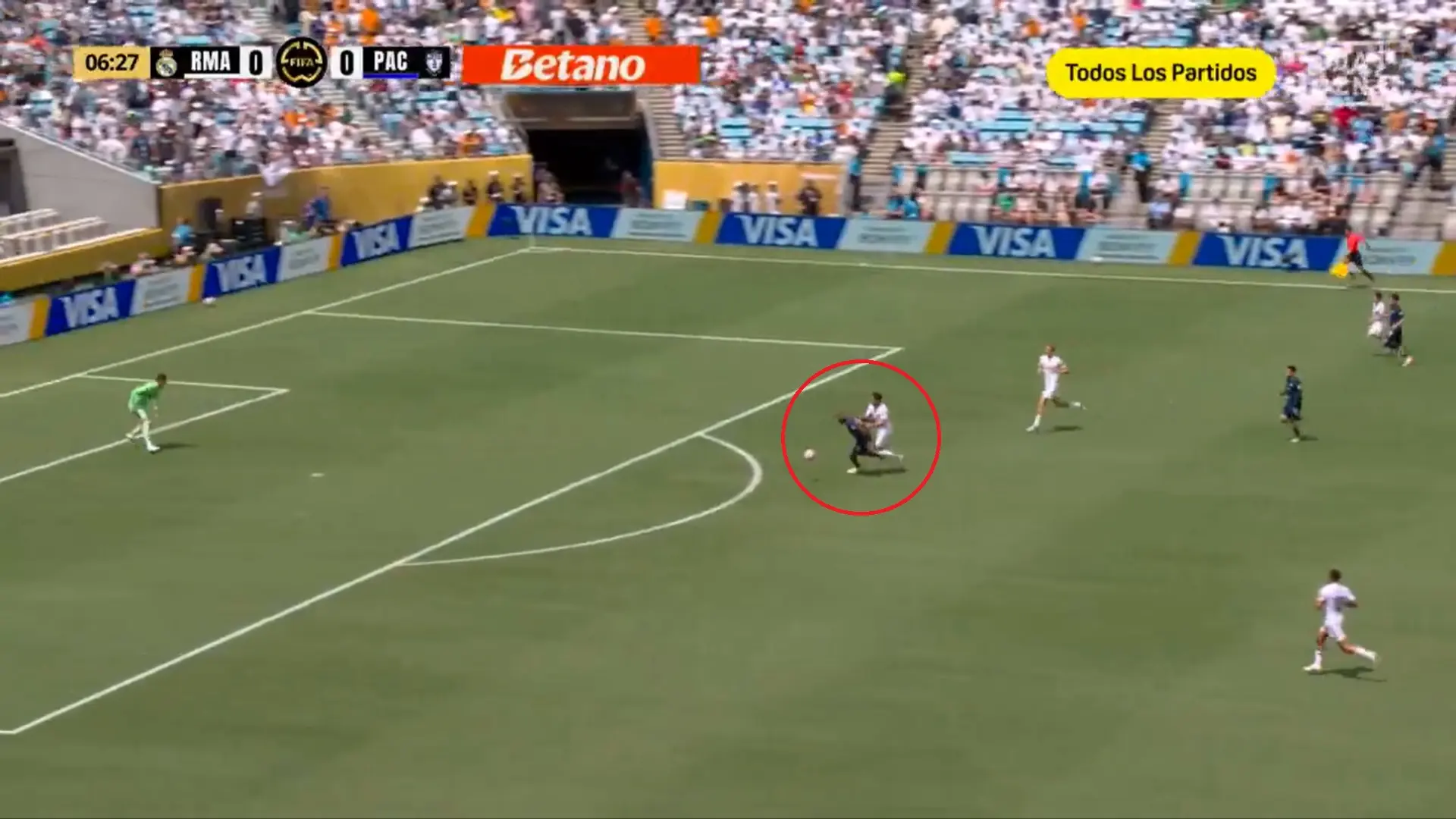 Así fue la roja a Raúl Asencio que dejó con 10 al Real Madrid a los 7 minutos ante el Pachuca en el Mundial de Clubes