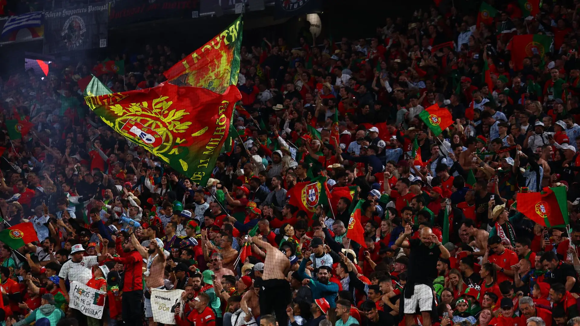 Tragedia en la final de la Liga de Naciones: un aficionado muere al caer de una tribuna