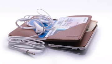 El mejor homenaje al iPod no es un nuevo reproductor de música. Es esta cartera hecha con piezas originales
