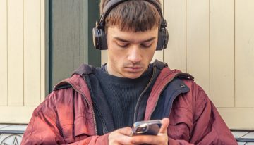Un nuevo estudio lo confirma: la clave para que la generación Z confíe en Siri no es que sea más útil, sino su amiga