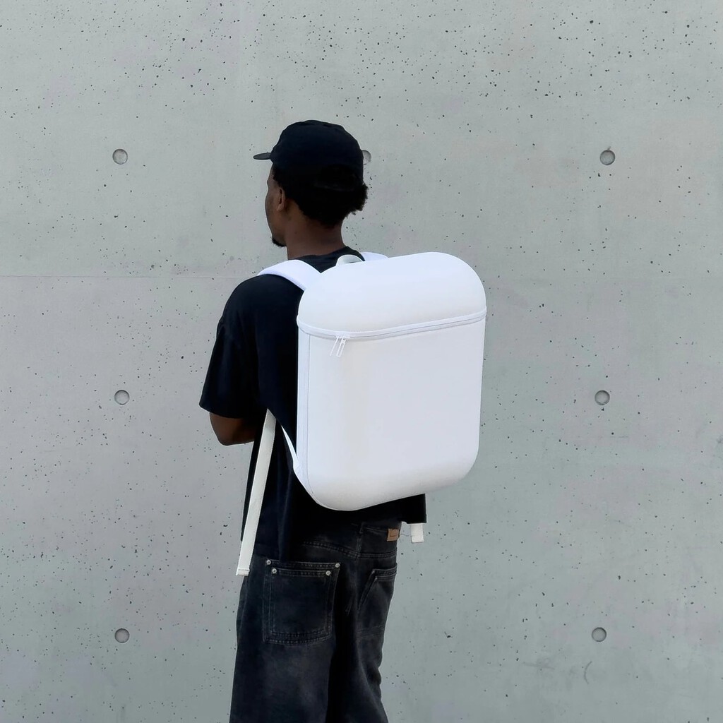 Alguien convirtió los AirPods en una mochila de 44 litros. La verdad es que es mucho más útil de lo que esperaba 