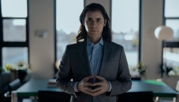 Dura menos de ocho horas, está en Apple TV+ y es el mejor retrato de cómo un CEO transforma el éxito en ruina