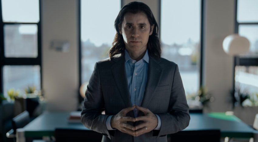 Dura menos de ocho horas, está en Apple TV+ y es el mejor retrato de cómo un CEO transforma el éxito en ruina