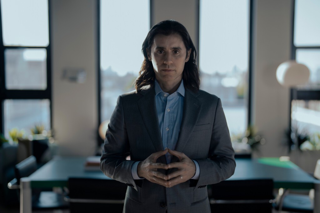 Dura menos de ocho horas, está en Apple TV+ y es el mejor retrato de cómo un CEO transforma el éxito en ruina 