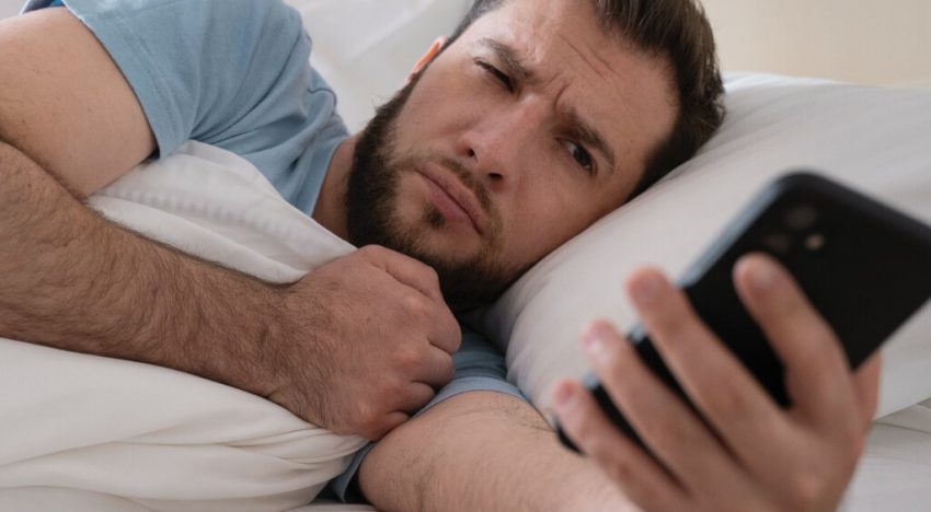 Cargo mi iPhone fuera del dormitorio para levantarme antes. La ciencia confirma que también me ayuda a ser más feliz