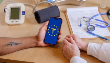 El sencillo trámite que te puede librar de un susto en vacaciones: así puedes llevar en tu iPhone la Tarjeta Sanitaria Europea