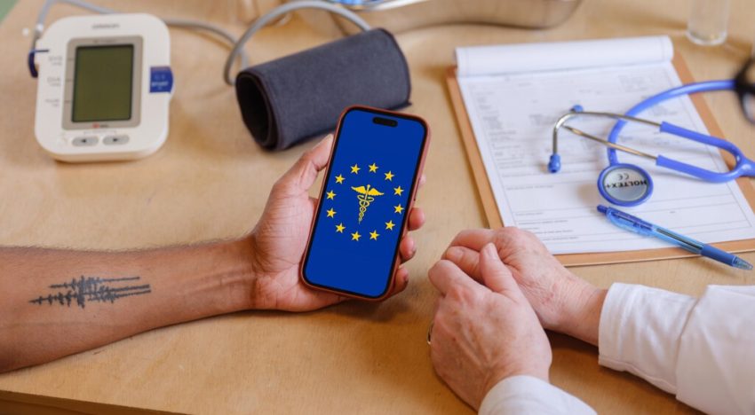 El sencillo trámite que te puede librar de un susto en vacaciones: así puedes llevar en tu iPhone la Tarjeta Sanitaria Europea