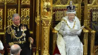 La reina Isabel II de Inglaterra ofrece un discurso durante la solemne apertura del Parlamento, junto al príncipe Carlos de Inglaterra, en Londres.