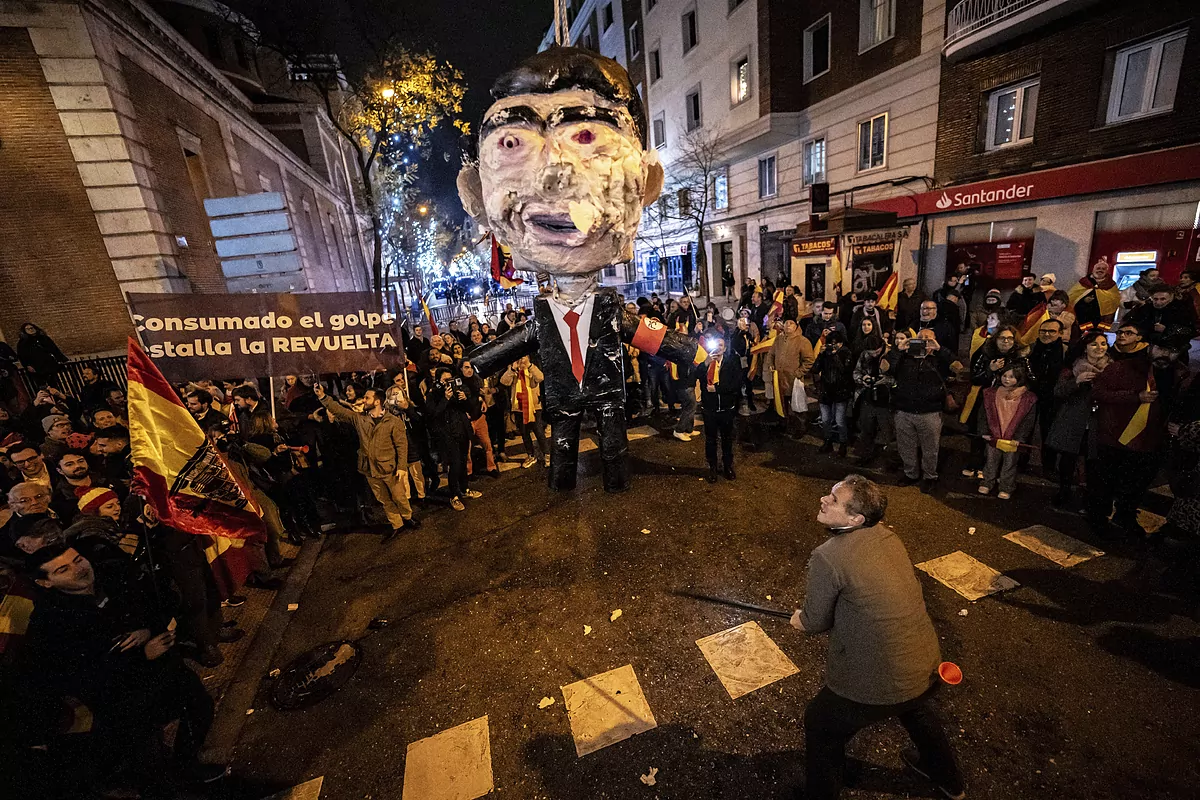 Ordenan reabrir la causa por el apaleamiento de un muñeco de Sánchez por posibles amenazas