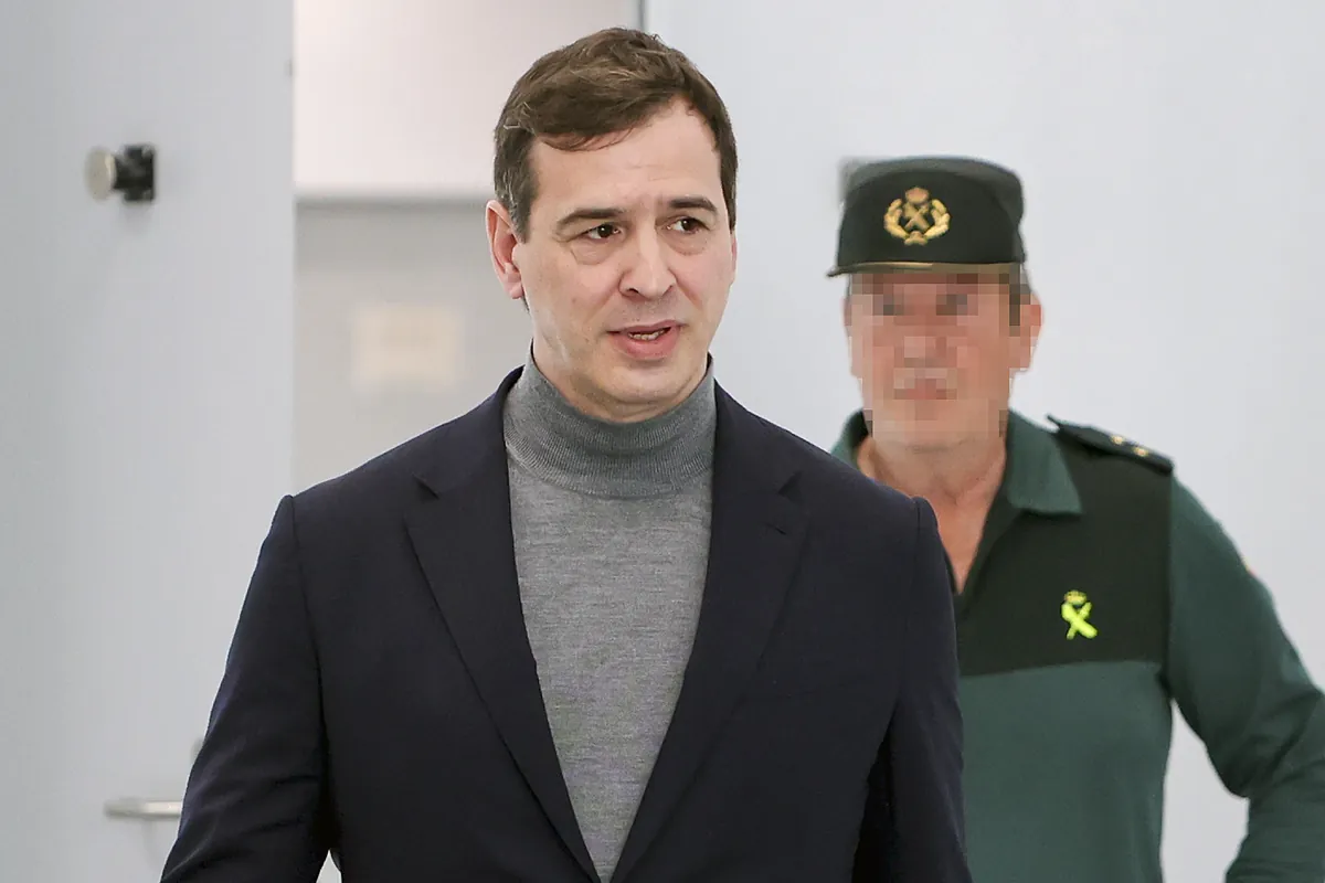 La juez requiere al hermano de Pedro Sánchez a comunicarle cualquier cambio de domicilio pero no le retira el pasaporte