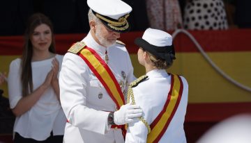 La Princesa Leonor se despide de la Armada condecorada por su padre y arropada por su familia
