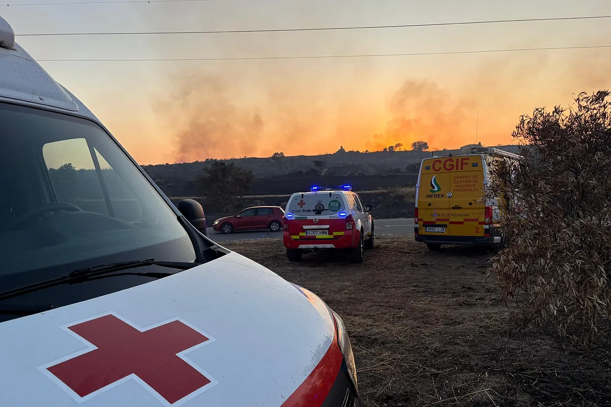 Un incendio forestal en Trujillo obliga a cortar la A-5 y desalojar a 18 personas y una gasolinera