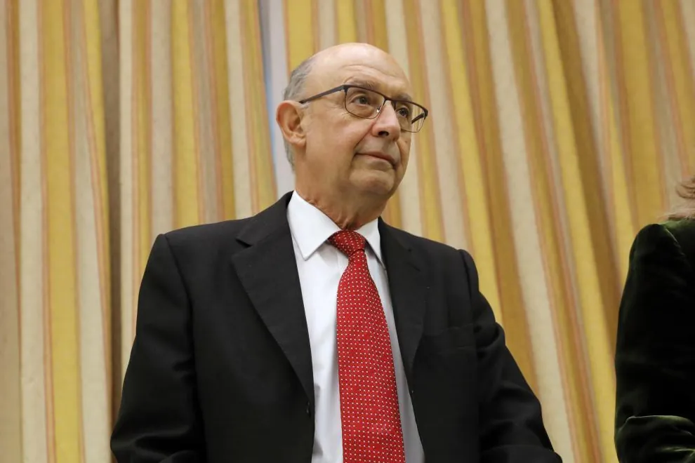 El juez indaga si el bufete de Montoro creó un «entramado societario» para desviar fondos