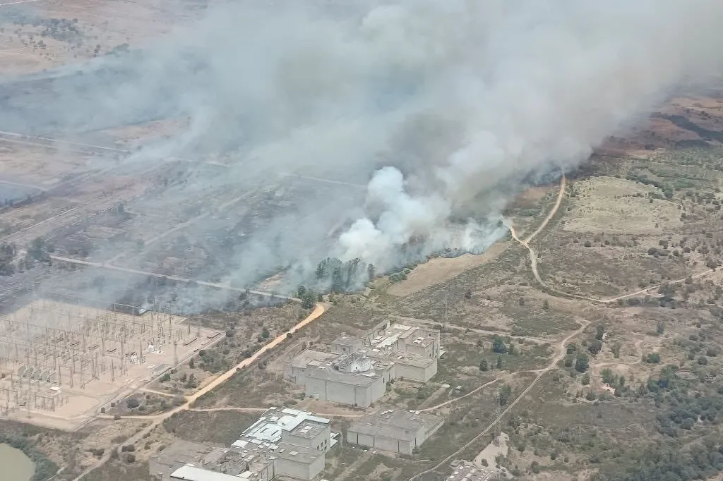El viento agrava un descontrolado incendio en Valdecaballeros (Badajoz) que ha obligado a evacuar a 440 personas y supera ya las 2.000 has quemadas