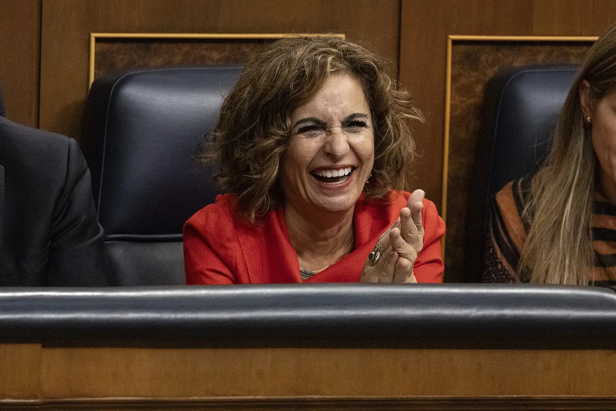 Hacienda presiona a las CCAA y les comunica que no podrá pagarles antes de final de mes 10.000 millones que les prometió para el pasado día 18