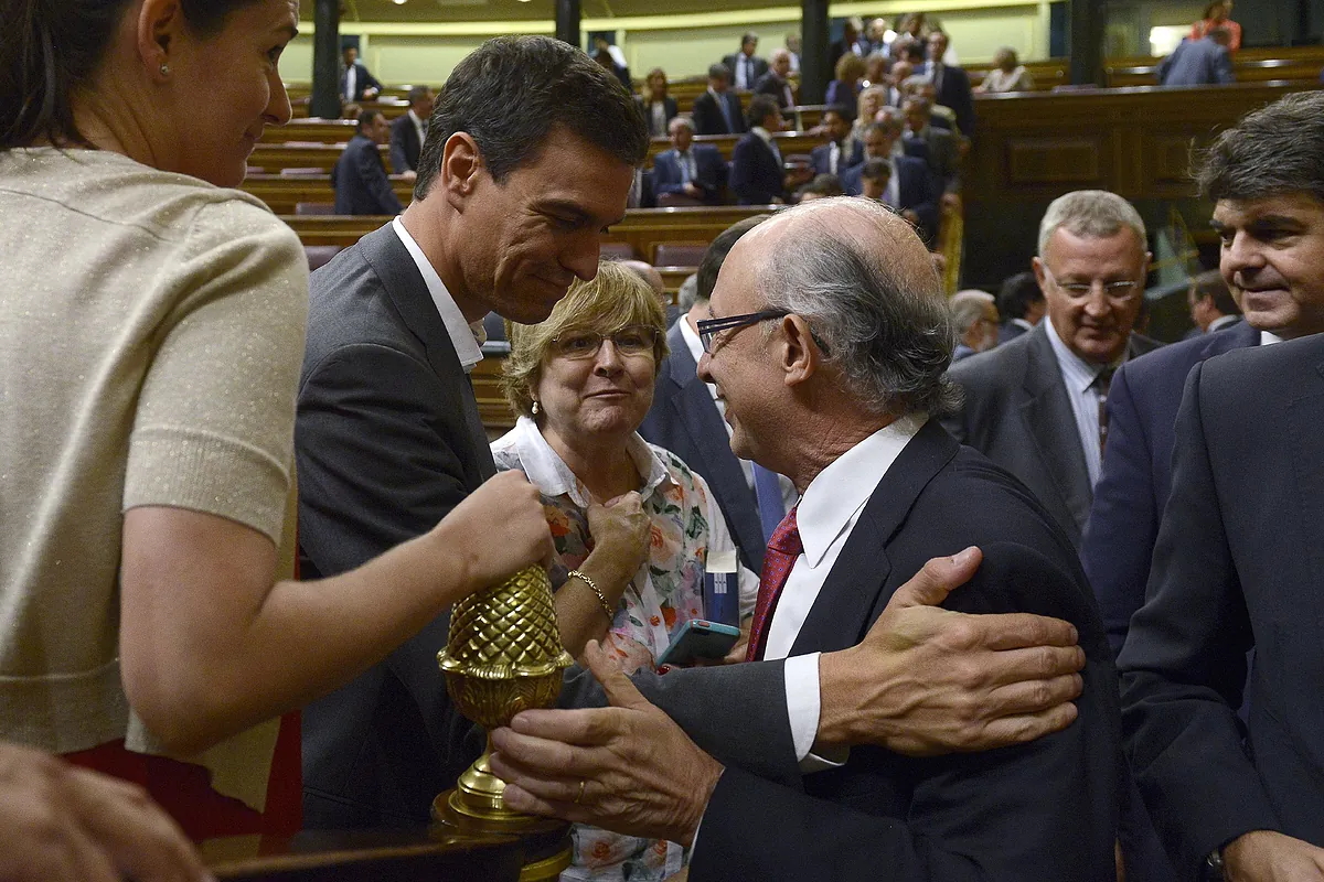 El Gobierno de Sánchez mantiene desde 2018 las dos rebajas fiscales impulsadas por Montoro y la consultora que creó