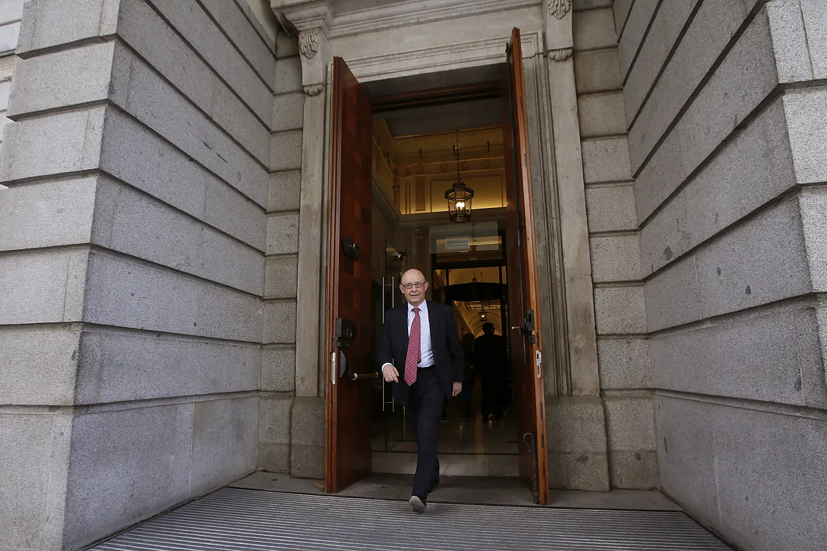 El juez considera legal que Montoro conociera datos fiscales de rivales políticos: «No nos encontramos ante un delito»