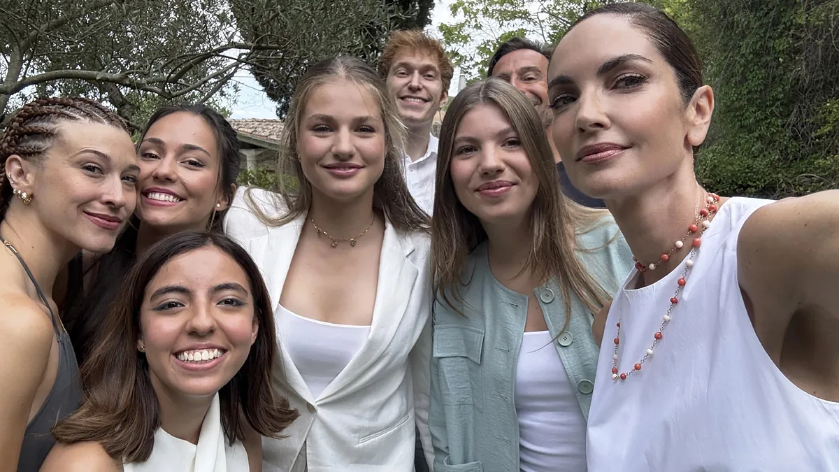 El selfi de Leonor y Sofía en Girona con apoyo a las mujeres con vocación científica