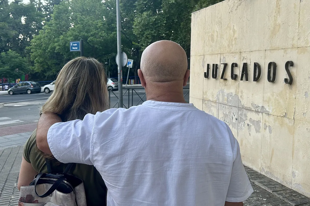 El calvario de María y Jesús con sus hijas tras un «pseudoterapia» que rompió la familia