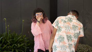 Un plan pionero entre meriendas, fútbol y escapadas a la playa para integrar a los menas: «El prejuicio acaba cuando les pones nombre y cara; todo lo que necesitan, como nosotros, es que alguien les tenga en cuenta»