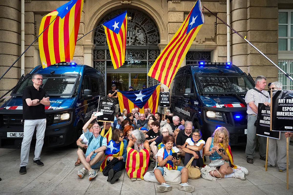 El Gobierno de Aragón accede al MNAC para iniciar el regreso de las pinturas de Sijena entre las protestas del independentismo