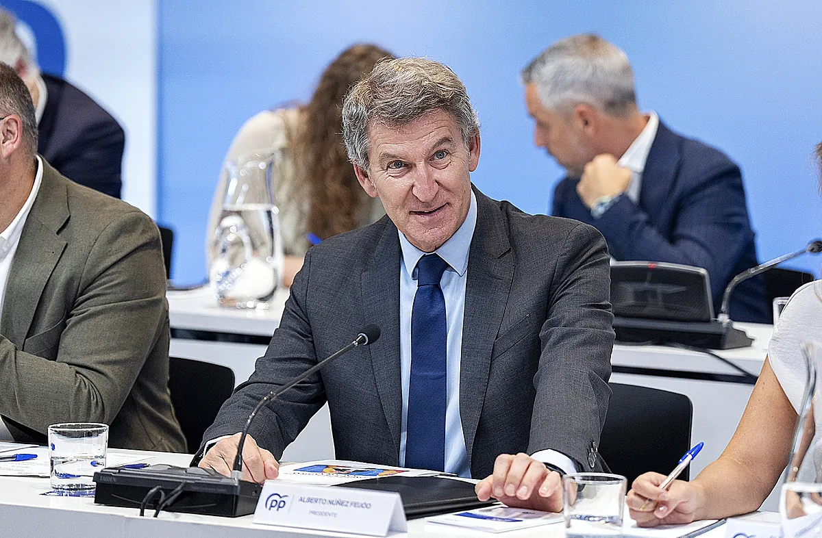 Feijóo pide a sus barones que aprieten en el discurso migratorio