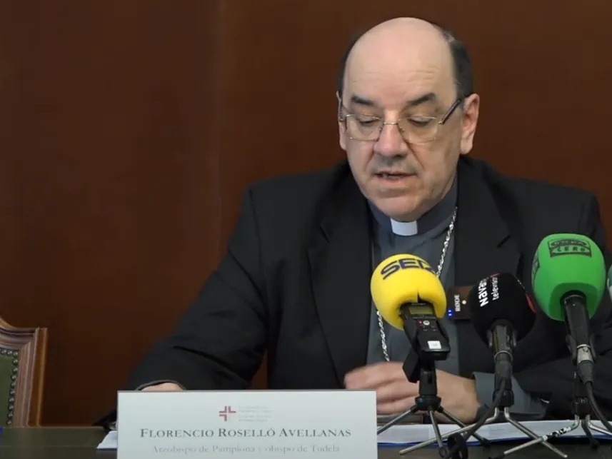 La estafa del arzobispo: un hombre pide dinero a sacerdotes y parroquias imitando la voz del prelado de Pamplona