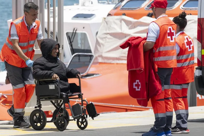 38 personas rescatadas, entre ellas una mujer sin piernas, en una patera a 40 kilómetros de Lanzarote