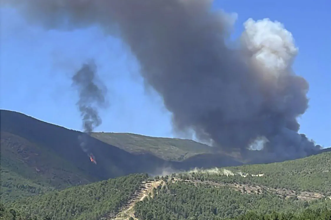 Unos 120 vecinos de de seis alquerías de Las Hurdes, desalojados por el incendio forestal en Caminomorisco
