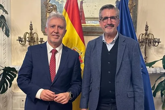 Las explicaciones del comisionado de la diplomatura falsa no convencen ni al Gobierno ni al PSOE: «Vamos a esperar a ver qué más dice»