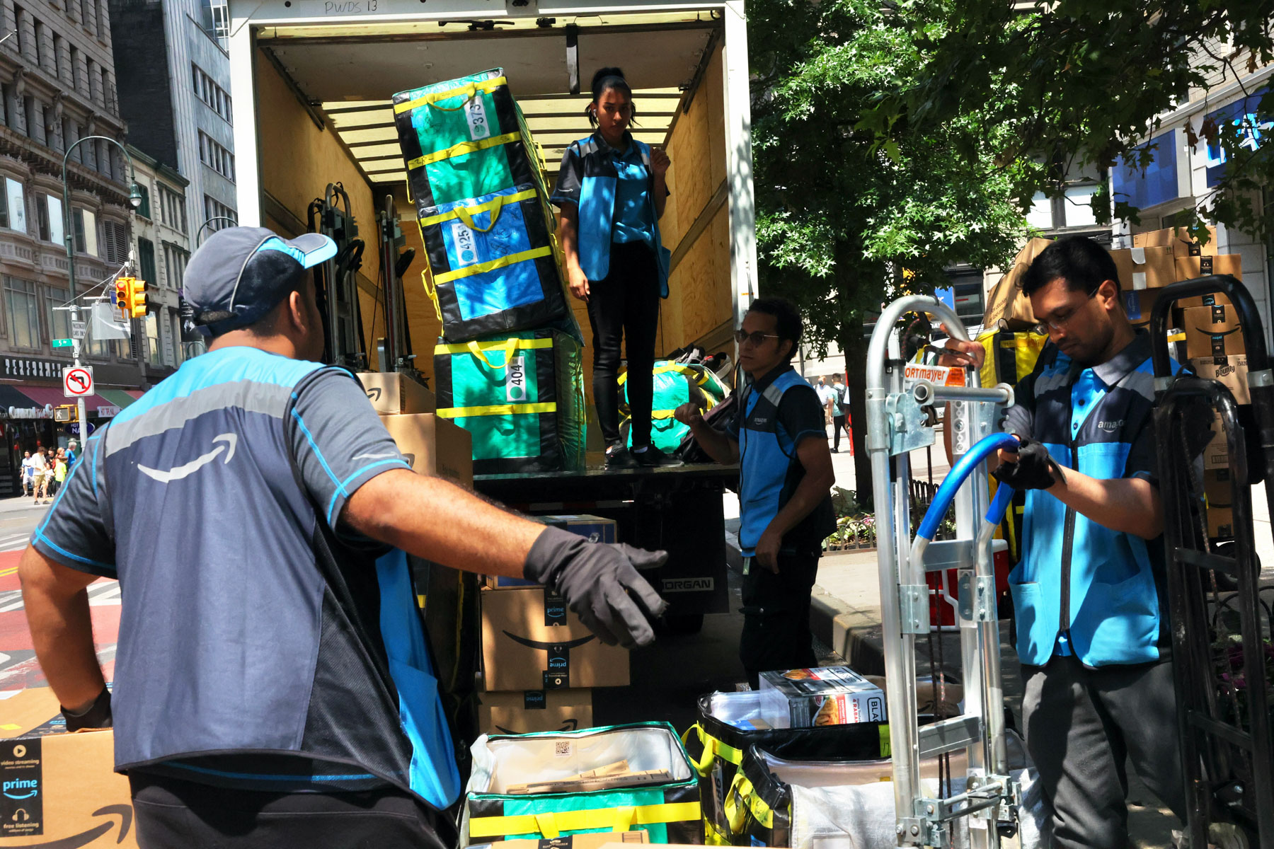CDATA[
El Amazon Prime Day 2025 en México se llevará a cabo del 15 al 21 de julio, con una amplia variedad de ofertas y descuentos. En respuesta, varios bancos también decidieron sumarse con promociones exclusivas para los usuarios de Amazon Prime. Entre los beneficios que los tarjetahabientes podrán aprovechar se encuentran descuentos directos, bonificaciones, meses sin intereses y planes de pagos diferidos con condiciones más atractivas que las habituales.
Nu México Afirme Banorte BBVA BanBajío Citibanamex ¿Cómo aprovechar el Amazon Prime Day?
![