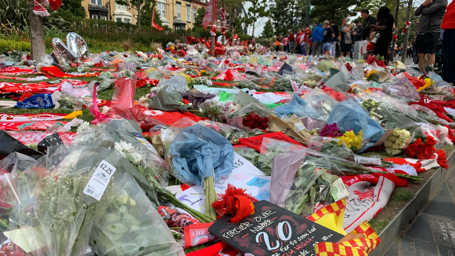 Bufandas, flores, banderas… Los aficionados del Liverpool rinden homenaje a Diogo Jota en un altar improvisado en Anfield
