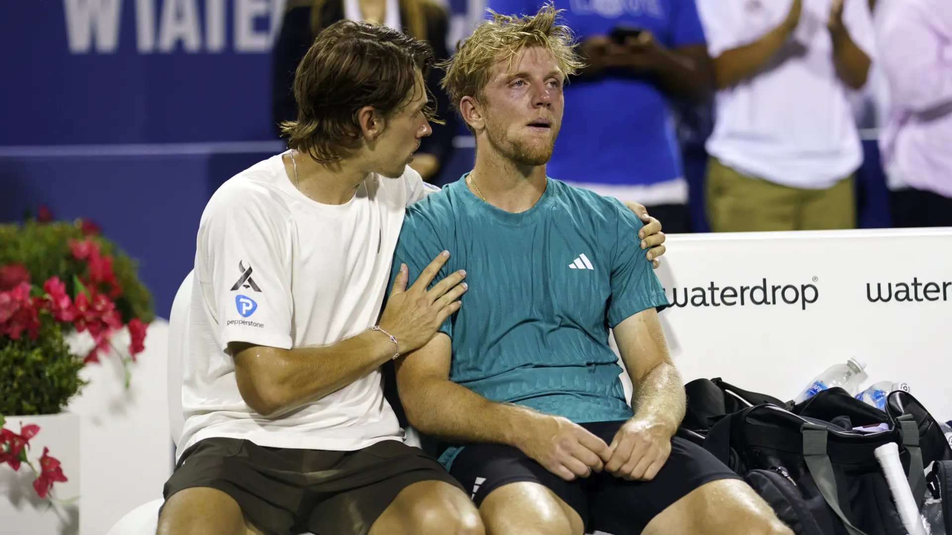 Davidovich, roto en un mar de lágrimas y consolado por De Miñaur tras su cuarta derrota en una final: "Otro día sin suerte"