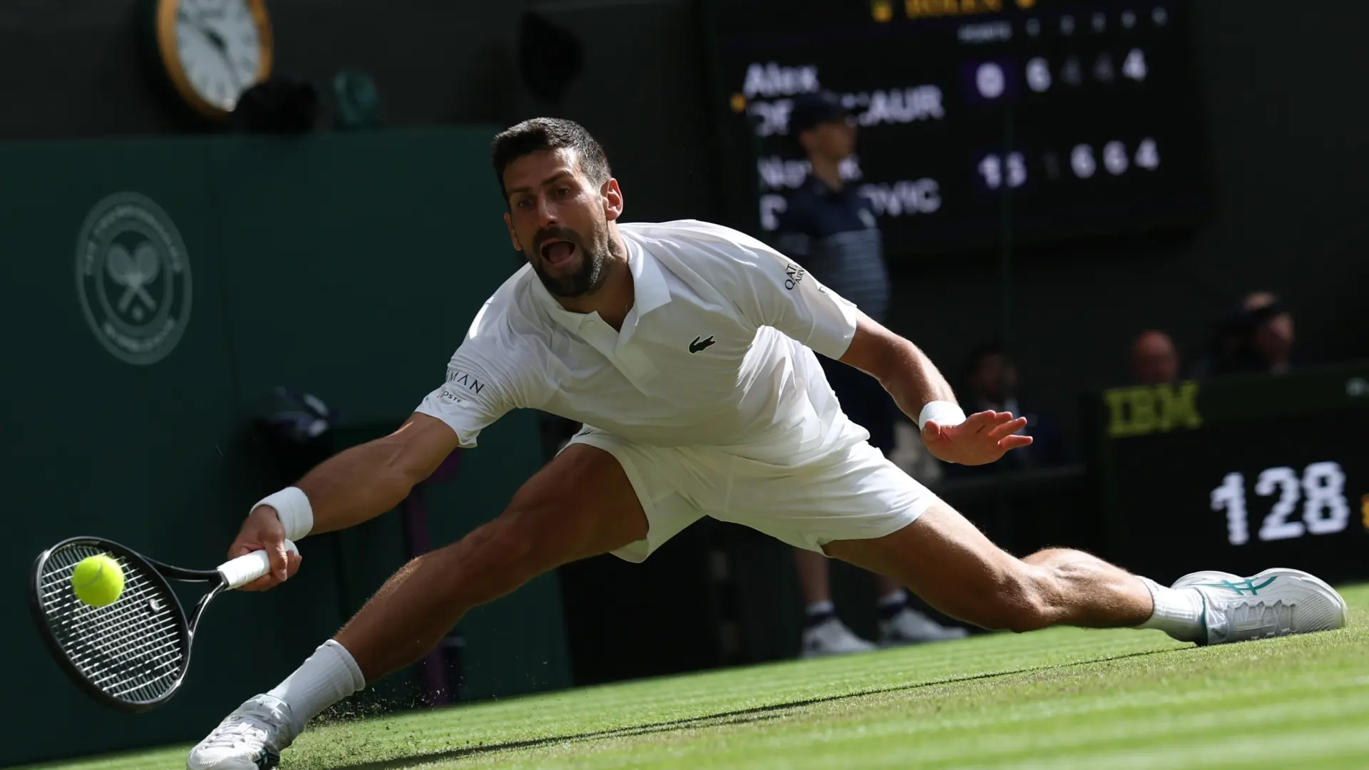 Djokovic evita una debacle en Wimbledon: remontada ante De Miñaur y billete sellado para los cuartos