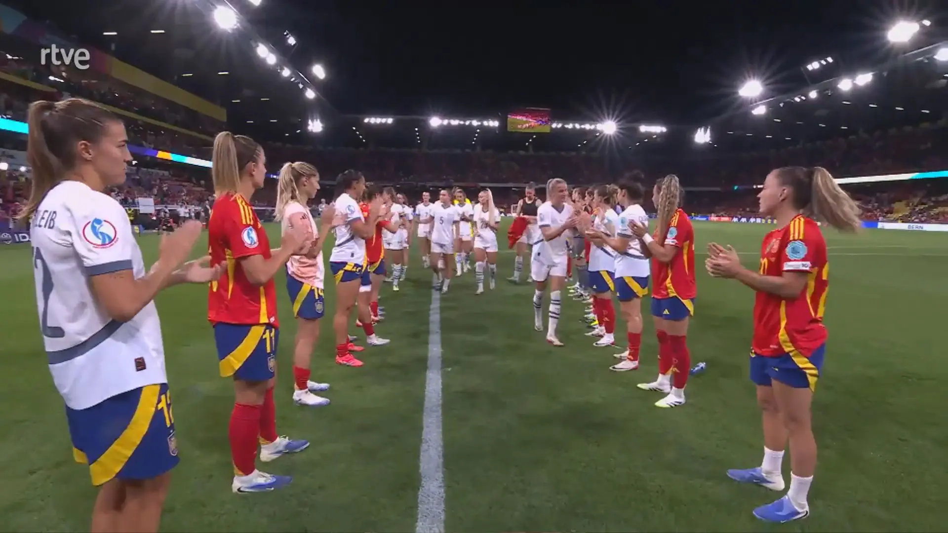 El deportivo gesto de la Roja para despedir a Suiza de su Eurocopa: un emotivo pasillo entre aplausos