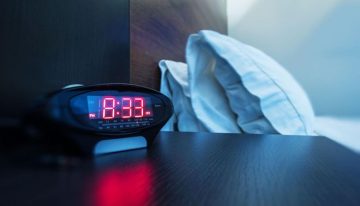 ¿Por qué algunas personas necesitan posponer más veces el despertador? La ciencia tiene una respuesta (y afecta más a las mujeres)