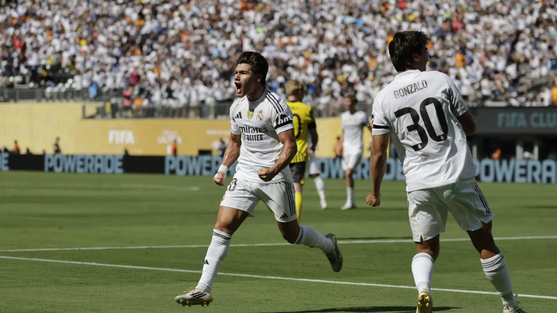 El Madrid sobrevive a un final loco, con uno menos, y se impone al Dortmund