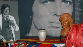 Imagen de la capilla ardiente con las cenizas de Camilo Sesto en el salón de plenos del ayuntamiento de Alcoy..