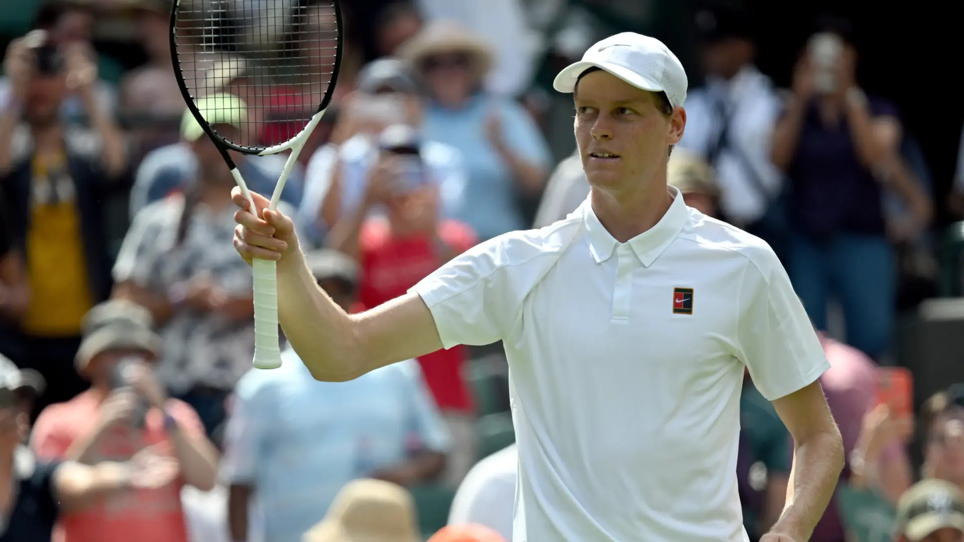 Jannik Sinner se pasea en su debut en Wimbledon ante su compatriota Luca Nardi