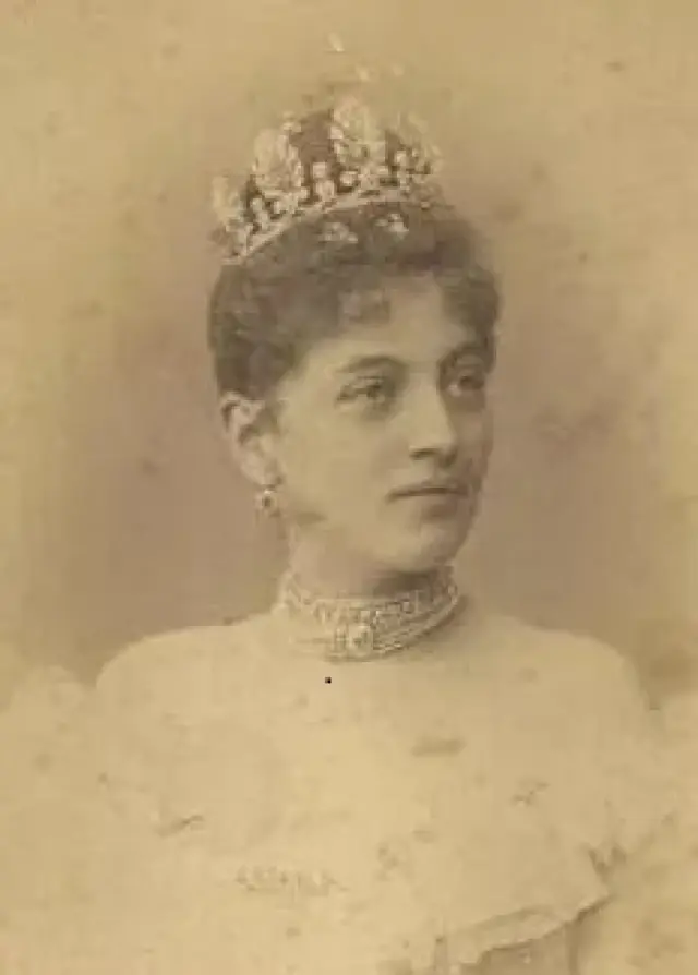 Johanna Loisinger con la Tiara Hartenau Palmette