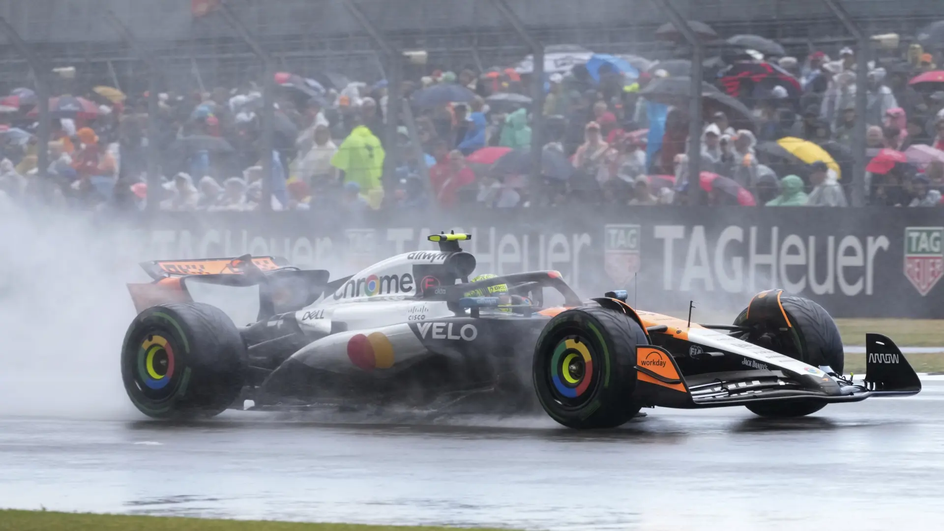 Polémica victoria de Norris e histórico podio de Hülkenberg en una caótica carrera pasada por agua en Silverstone