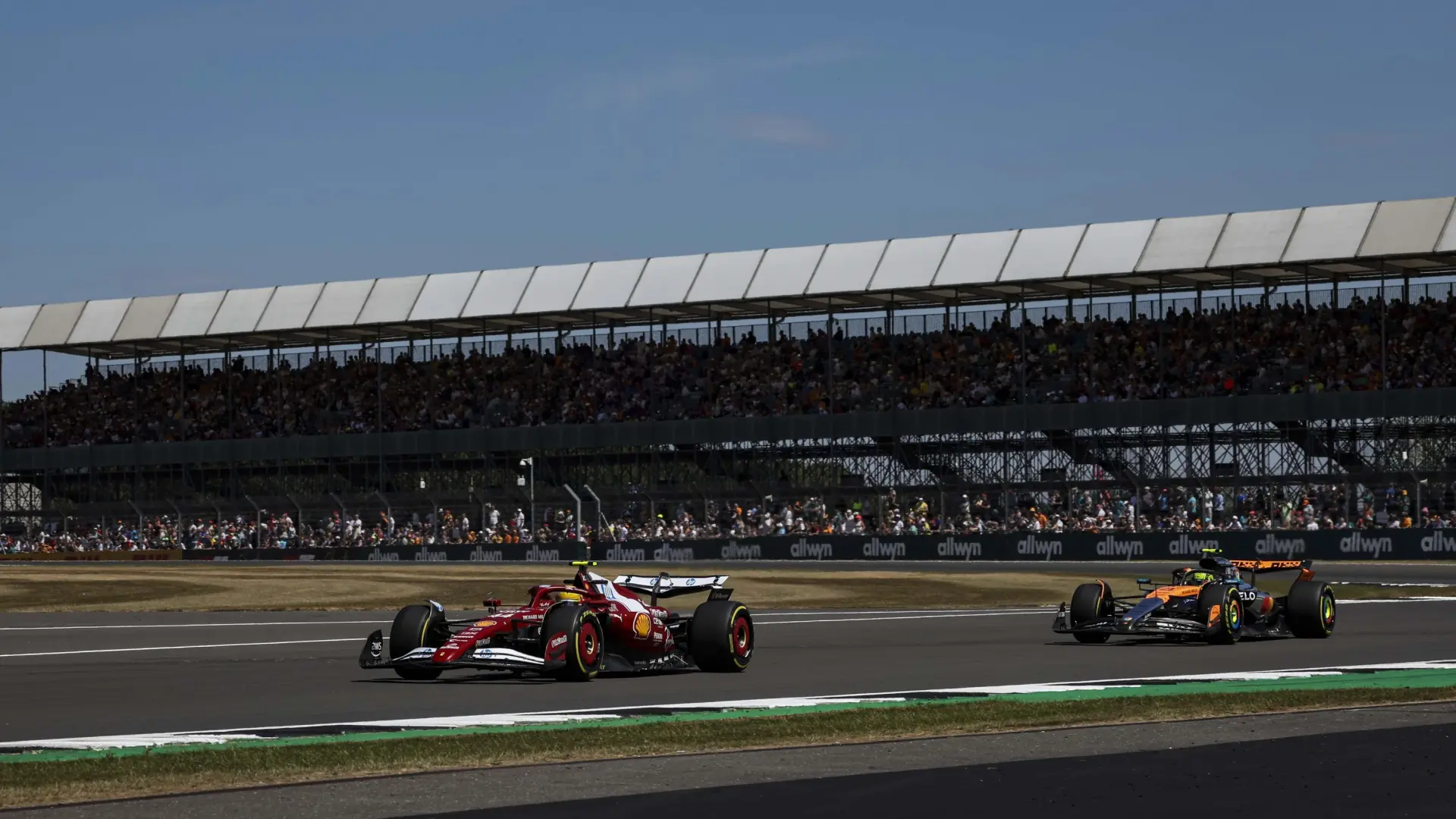 Lewis Hamilton se impone a los McLaren en los primeros libres en Silverstone