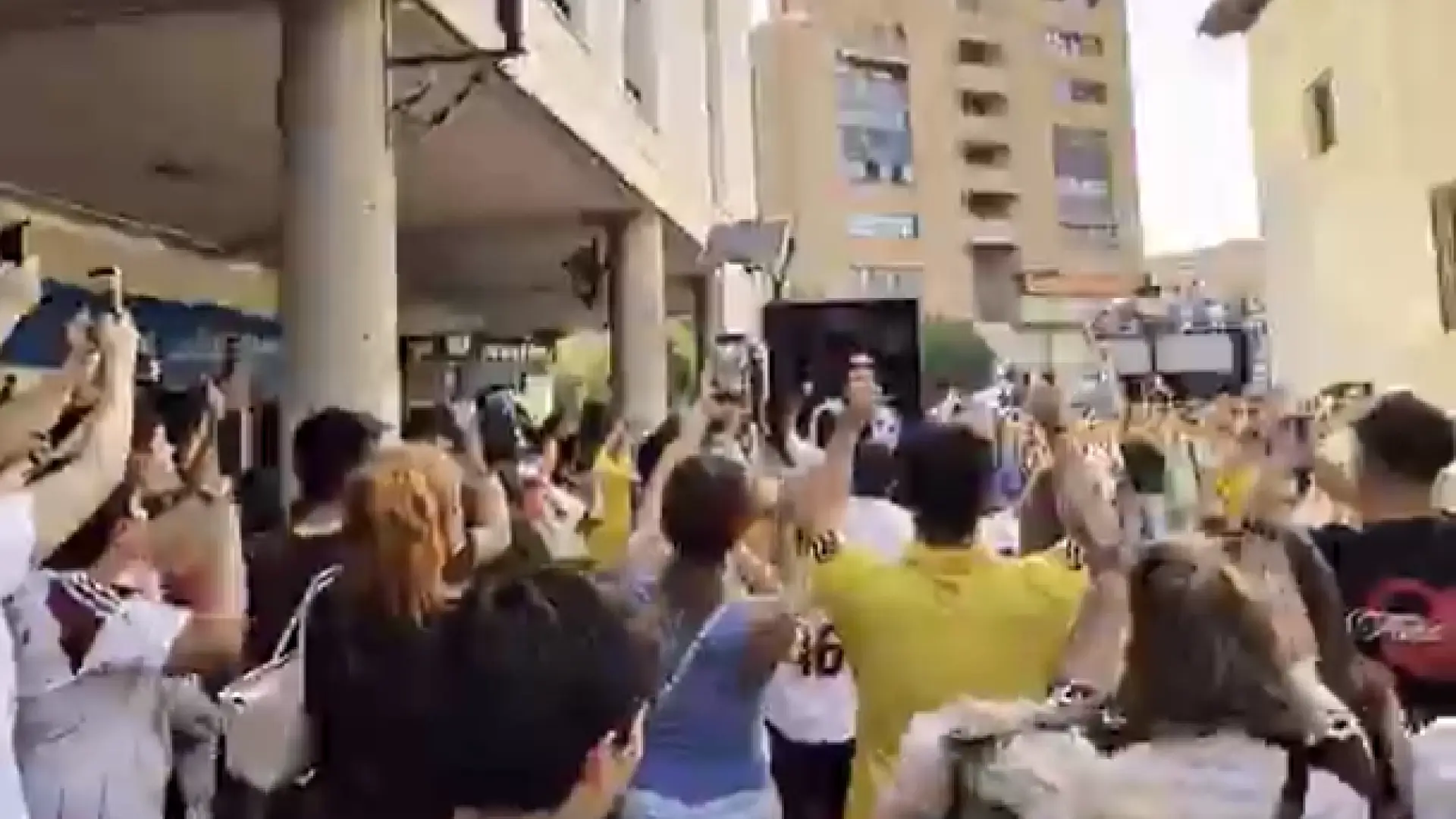 Locura en Albacete con la presentación de Jesús Vallejo… ¡en una marquesina de la calle!