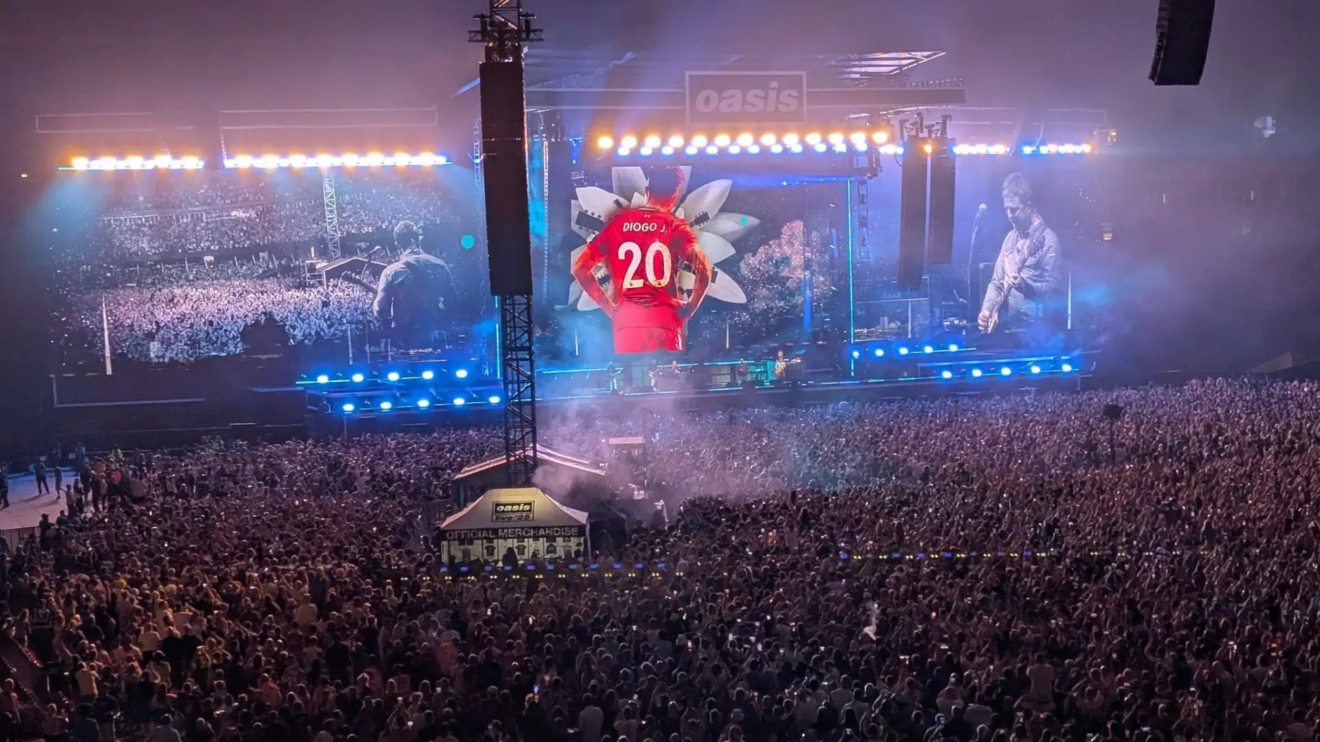 Oasis rinde homenaje a Diogo Jota en el primer concierto de su regreso: 'Live Forever' y una bonita imagen del futbolista