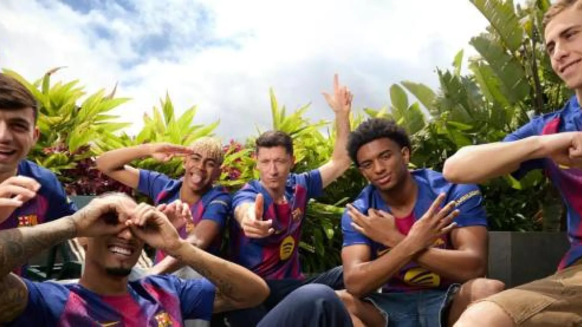 La frase de Lamine Yamal en la presentación de la nueva camiseta del Barça: "Esta huele a Champions, hermano"