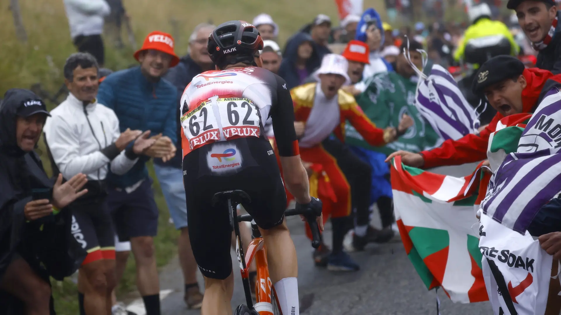 Exhibición de Arensman para llevarse etapa 14 del Tour de Francia: Pogacar más líder