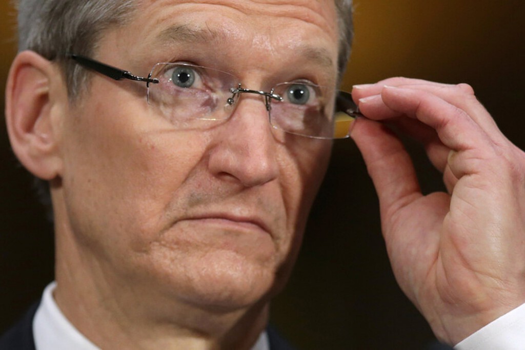 "Te juro que está ahí". El CEO de Apple encuentra un iPhone en una pintura de 1670 y no sabe cómo reaccionar  