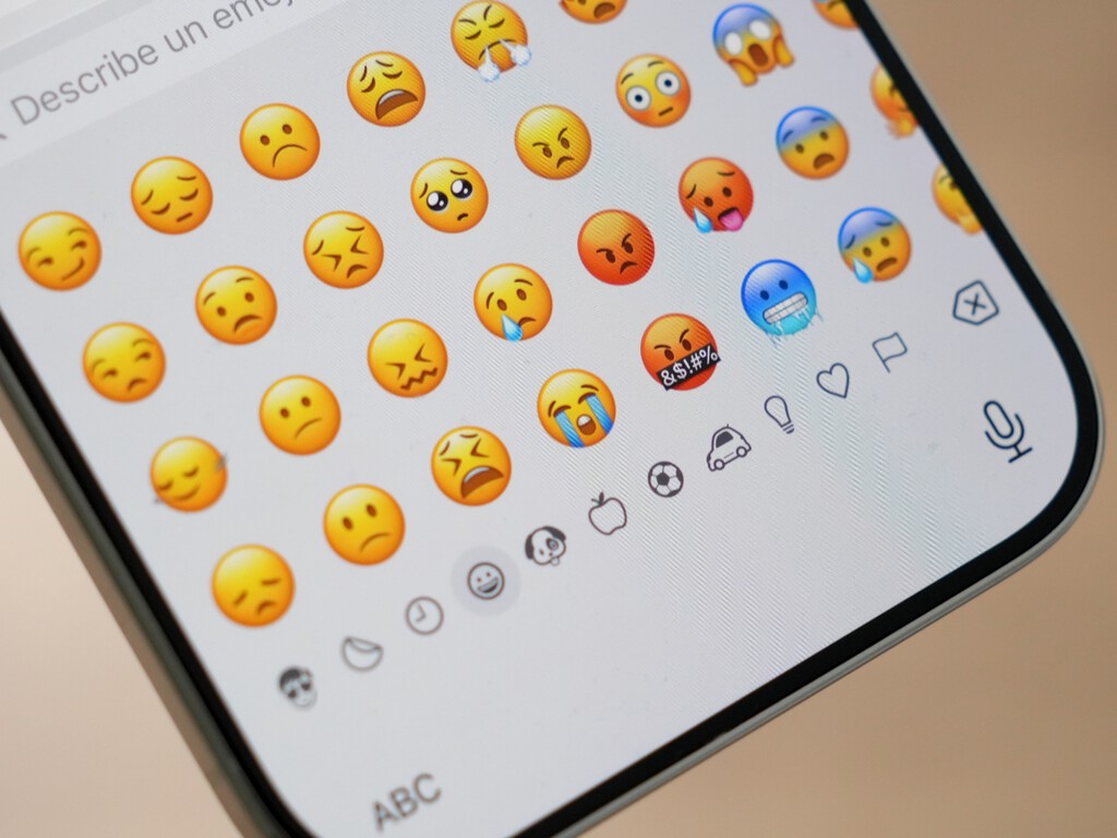 Cuando envías un emoji desde tu iPhone, esperas que se entienda. El problema llega cuando tu mensaje aterriza en un Samsung (o cualquiera otro Android) 