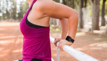 Cuidado con las pesas a partir de los 50: este es el mejor ejercicio para evitar las «alas de murciélago» y el Apple Watch te ayuda a hacerlo mejor