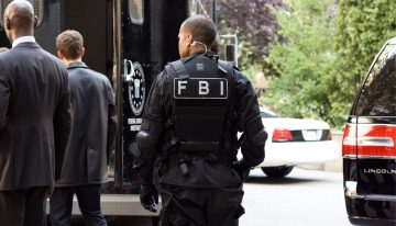 Cinco hombres consiguieron robar 200 iPhone sin que nadie sospechara lo más mínimo. La clave estaba en cómo iban vestidos: uniformes del FBI